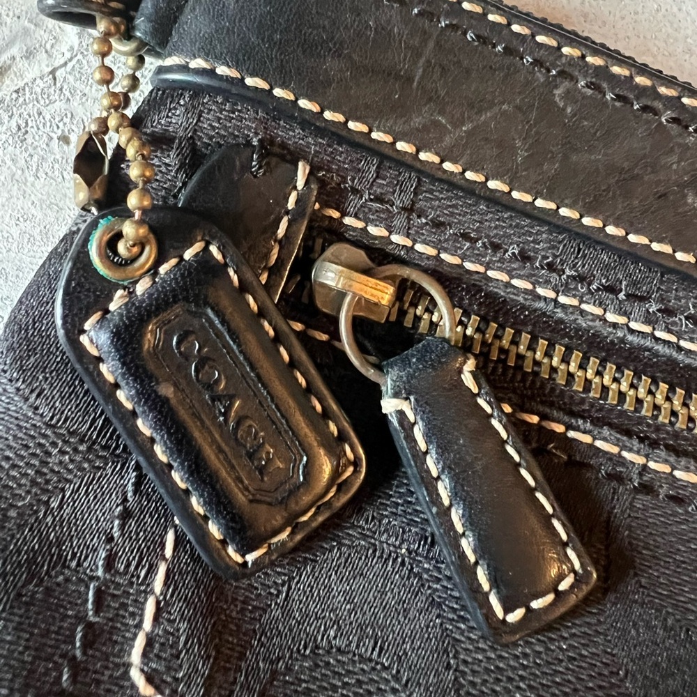 COACH Vintage Signature Jacquard Wristlet Black - Picture 3 of 8